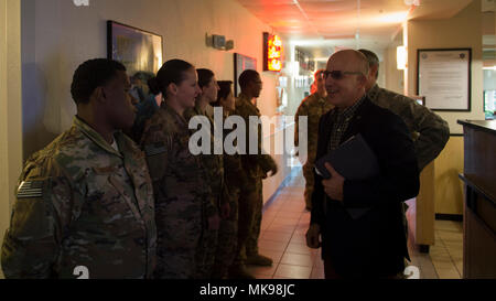 Mark. E. Mitchell, deliberando Assistente del Segretario della Difesa (Special Operations/Low-Intensity conflitto), visite il Reef sul campo Hurlburt Fla., nov. 30, 2017. Mitchell aveva il pranzo con aria Commandos per capire ogni Airman della missione in Air Force Special Operations Command. (U.S. Air Force foto di Airman 1. Classe Giuseppe Pick) Foto Stock