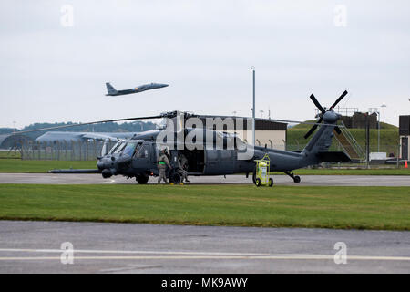 Membri del 56th Rescue Squadron condotta post-volo ispezioni su un HH-60G Pave Hawk presso il Royal Air Force Lakenheath, Inghilterra, nov. 19, 2017. La cinquantaseiesima RQS personale di volo spendono circa 350 ore di un anno la formazione di sicuro eseguire missioni. (U.S. Air Force foto/Senior Airman Malcolm Mayfield) Foto Stock