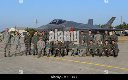 Stati Uniti Air Force aviatori assegnati a Hill Air Force Base in Utah pongono di fronte a un F-35un illuminazione II per una foto di gruppo con i membri della Repubblica di Corea Air Force a Kunsan Air Base, ROK., nov. 28, 2017. La F-35A piloti schierati a Kadena AB, Giappone, nel mese di ottobre come una parte degli Stati Uniti Pacifico Comando's Theatre Security Package programma. (U.S. Air Force foto di Senior Airman Colby L. Hardin) Foto Stock