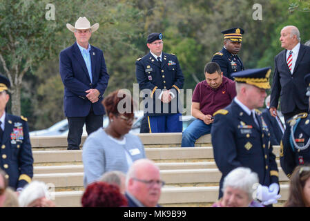 Famiglia, amici e compagni di pensionati gen. Richard E. Cavazos, U.S. Esercito i primi quattro ispanico-star general, partecipare alla cerimonia di internamento nov. 14, 2017, a JBSA-Fort Sam Houston Cimitero Nazionale, San Antonio, Texas. Nel 1976 Mexican-American Cavazos fatta di storia militare diventando il primo Ispanico per raggiungere il rango di brigadiere generale dell'esercito degli Stati Uniti. Meno di venti anni più tardi, il nativo texano sarebbe nuovamente la storia di essere nominato l esercito del primo quattro ispanico-star general. Egli era stato ritirato dal 1984 e morì il 29 ottobre dopo una lunga malattia a 88. (U.S. Aria per Foto Stock