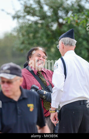 Famiglia, amici e compagni di pensionati gen. Richard E. Cavazos, U.S. Esercito i primi quattro ispanico-star general, partecipare alla cerimonia di internamento nov. 14, 2017, a JBSA-Fort Sam Houston Cimitero Nazionale, San Antonio, Texas. Nel 1976 Mexican-American Cavazos fatta di storia militare diventando il primo Ispanico per raggiungere il rango di brigadiere generale dell'esercito degli Stati Uniti. Meno di venti anni più tardi, il nativo texano sarebbe nuovamente la storia di essere nominato l esercito del primo quattro ispanico-star general. Egli era stato ritirato dal 1984 e morì il 29 ottobre dopo una lunga malattia a 88. (U.S. Aria per Foto Stock