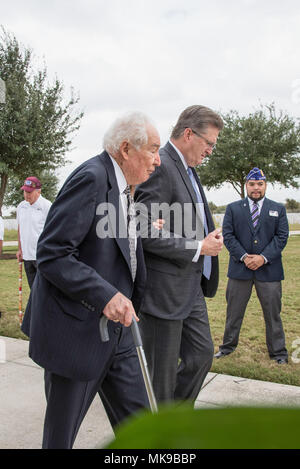 Famiglia, amici e compagni di pensionati gen. Richard E. Cavazos, U.S. Esercito i primi quattro ispanico-star general, partecipare alla cerimonia di internamento nov. 14, 2017, a JBSA-Fort Sam Houston Cimitero Nazionale, San Antonio, Texas. Nel 1976 Mexican-American Cavazos fatta di storia militare diventando il primo Ispanico per raggiungere il rango di brigadiere generale dell'esercito degli Stati Uniti. Meno di venti anni più tardi, il nativo texano sarebbe nuovamente la storia di essere nominato l esercito del primo quattro ispanico-star general. Egli era stato ritirato dal 1984 e morì il 29 ottobre dopo una lunga malattia a 88. (U.S. Aria per Foto Stock