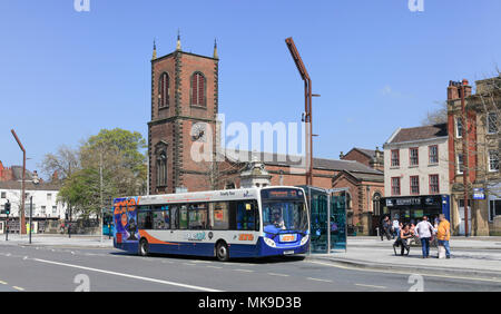 La High Street in Stockton on Tees,l'Inghilterra,UK in una giornata di sole tra cui Piazza San Tommaso chiesa parrocchiale Foto Stock