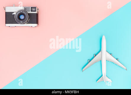 Gadget da viaggio su blu e rosa sfondo pastello Foto stock - Alamy