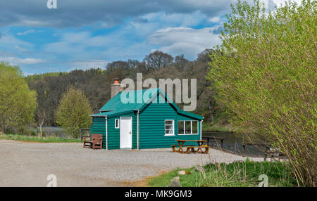 SPEYSIDE via fiume Spey Scozia verde Capanna di pesca sulle sponde del fiume con alberi di betulla IN PRIMAVERA Foto Stock