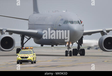 Il piano di trasporto il Principe del Galles e la duchessa di Cornovaglia arriva all'Aeroporto Nice Côte d'Azur, in Nizza, Francia, per l'inizio della loro visita ufficiale in Francia e in Grecia. Foto Stock