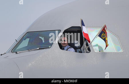 Il piano di trasporto il Principe del Galles e la duchessa di Cornovaglia arriva all'Aeroporto Nice Côte d'Azur, in Nizza, Francia, per l'inizio della loro visita ufficiale in Francia e in Grecia. Foto Stock