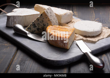 Formaggi francesi piastra in assortimento, blue cheese brie, munster, morbidi formaggi di capra Foto Stock