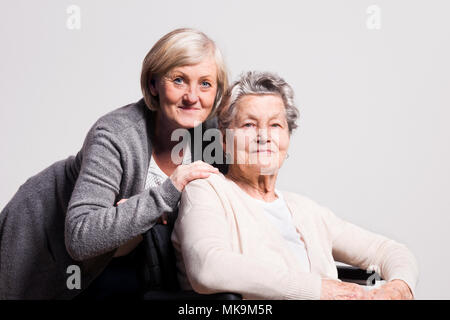 Ritratto in studio di un senior donne in sedia a rotelle. Foto Stock