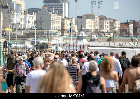 Le persone che si godono il caldo vicino la spiaggia di Brighton, come il lunedì festivo è prevista per essere il più caldo da quando sono iniziate le registrazioni. Foto Stock