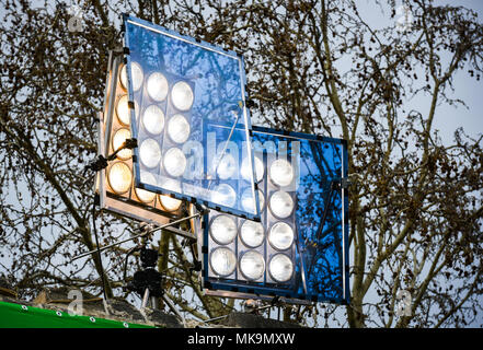 Filmati professionali sistema di luci con filtro blu sul set per esterni. Grandi riflettori di luce di illuminazione sono al di fuori di scena sul film commerciali o all'aperto Foto Stock