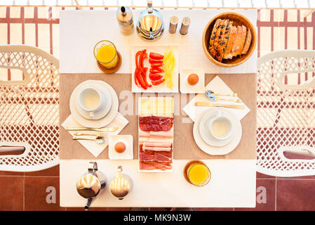 Vista superiore della Continental colazione mattutina impostazione tabella. Hotel Ristorante prima colazione a buffet è servita in vacanza e concetto di viaggio. Foto Stock