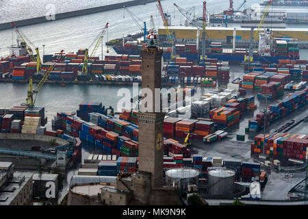 Genova, Italia - 6 Maggio 2018 - Faro Lanterna è simbolo di Genova, mentre il porto è uno dei più importanti in Europa Foto Stock