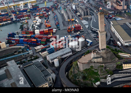 Genova, Italia - 6 Maggio 2018 - Faro Lanterna è simbolo di Genova, mentre il porto è uno dei più importanti in Europa Foto Stock