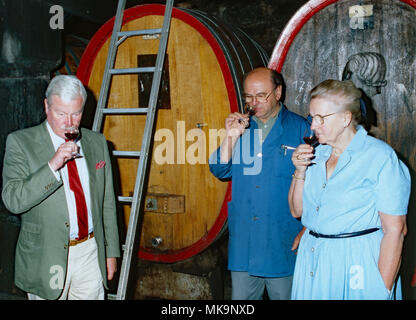 Siegfried Fürst zu Castell-Rüdenhausen mit Gattin Irene im Weinkeller auf Schloss Rüdenhausen, Deutschland 1990. Siegfried principe di Ruedenhausen con sua moglie Irene al castello Ruedenhausen cantina, Germania 1990. Foto Stock