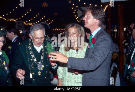 Erbprinz Ernst August von Hannover und Gemahlin Chantal besuchen ein Schützenfest mit Jahrmarkt in Hannover, Deutschland 1988. Erede al trono Ernst August von Hannover e sua moglie Chantal visitare una fiera con tiro corrisponde ad Hannover, Germania 1988. Foto Stock