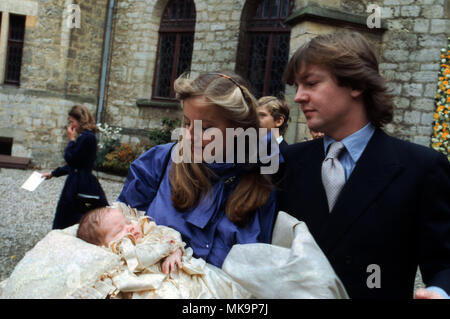 Erbprinz Ernst August von Hannover und Gattin Chantal bei der Taufe des ersten Sohnes Ernst August, Deutschland 1983. Erede al trono Ernst August von Hannover e sua moglie Chantal al battesimo del loro primo figlio Ernst August, Germania 1983. Foto Stock