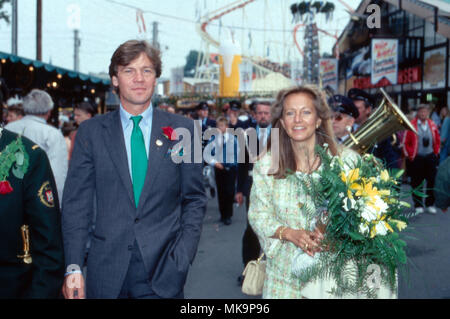 Erbprinz Ernst August von Hannover und Gemahlin Chantal besuchen ein Schützenfest mit Jahrmarkt in Hannover, Deutschland 1988. Erede al trono Ernst August von Hannover e sua moglie Chantal visitare una fiera con tiro corrisponde ad Hannover, Germania 1988. Foto Stock