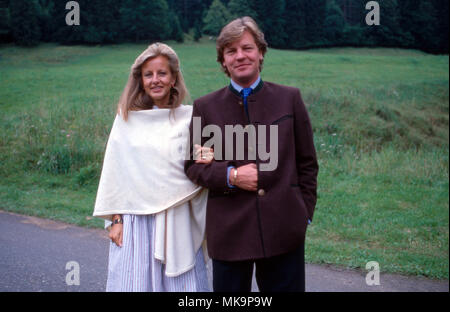 Erbprinz Ernst August von Hannover mit Gemahlin Chantal, Deutschland 1985. Erede al trono Ernst August von Hannover con sua moglie Chantal, Germania 1985. Foto Stock