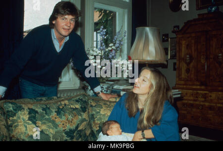 Erbprinz Ernst August von Hannover mit Gemahlin Chantal und dem Ersten Sohn Ernst August im Schloß Marienburg, Deutschland 1983. Erede al trono Ernst August von Hannover con la moglie Chantal e il loro primo figlio Ernst August al Castello di Marienburg, Germania 1983. Foto Stock