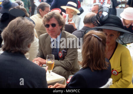 Erbprinz Ernst August von Hannover beim Bier, Deutschland 1990. Erede al trono Ernst August von Hannover gustando una birra, Germania 1990. Foto Stock