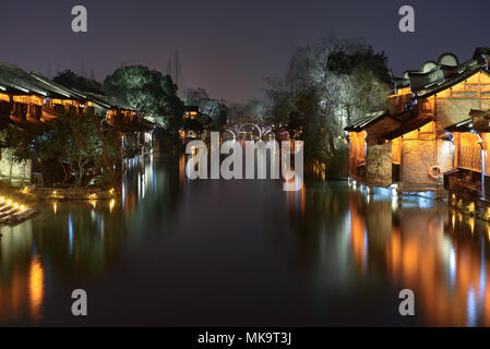 Vista notturna dell antico edificio dall'acqua di Wuzhen. Wuzhen - storico antica città d'acqua, la parte di Tongxiang, situato nella zona nord di Zhejiang provi Foto Stock