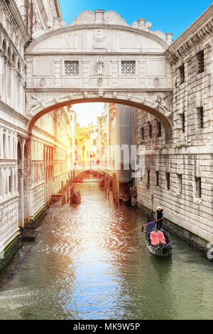 Ponte dei Sospiri di Venezia e gondola veneziana sul canale verde, Venezia, Italia. Foto Stock