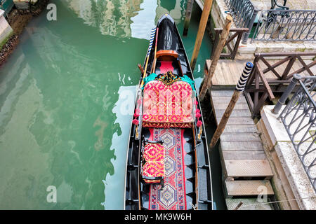 Paesaggio di Venezia. Canale veneziano con gondola a Venezia, Italia. Foto Stock
