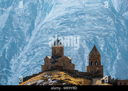 Montagne del Caucaso, Gergeti antica chiesa della Trinità Tsminda Sameba contro il ghiacciaio nei pressi del monte Kazbek, punto di riferimento della Georgia Foto Stock