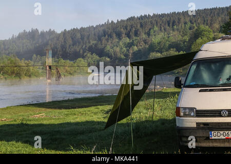 Van - lifers in piedi il loro Volkswagen Transporter T4 camper sulla Stryi (Stryj) banca del fiume sono visibili nelle montagne dei Carpazi (Besikd) in vill Foto Stock