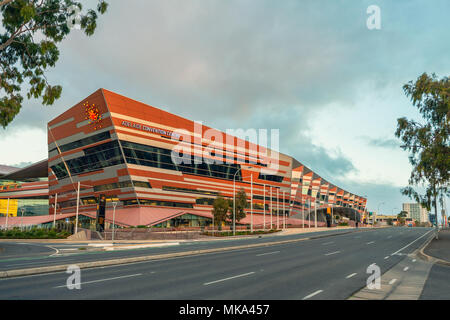 Adelaide, Australia - 27 agosto 2017: ricostruito Adelaide Convention Center visto dal Montefiore Road al crepuscolo Foto Stock