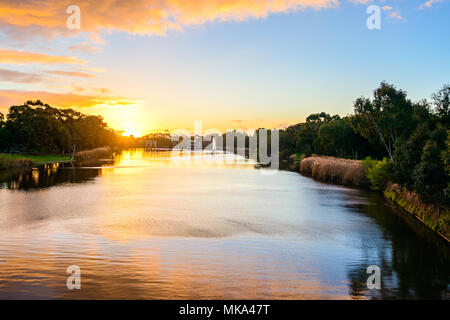 Il tramonto sopra il fiume Torrens nel CBD di Adelaide, Australia del Sud Foto Stock