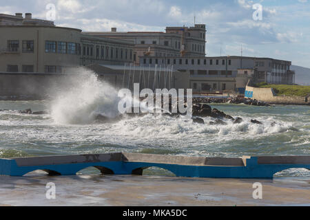 Le onde che si infrangono sulle scogliere in giornata di vento: tempeste. Foto Stock