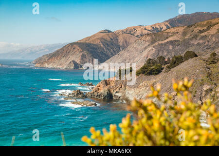 Vista panoramica della costa frastagliata di Big Sur con Santa Lucia montagne e Big Creek Bridge lungo la famosa Highway 1 al tramonto, CALIFORNIA, STATI UNITI D'AMERICA Foto Stock