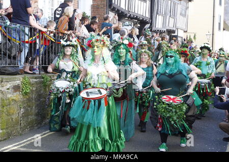 Hastings,UK.7 Maggio 2018. Regno Unito meteo. Festaioli godetevi il Jack nel festival verdi su un bel lunedì festivo in Hastings. Il festival si tiene ogni anno in East Sussex città benvenuti estate.Credit: Ed Brown/Alamy Live News Foto Stock