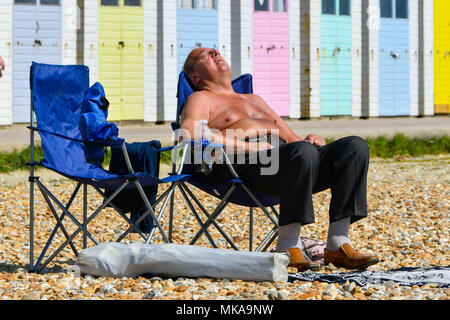 Lyme Regis, Dorset, Regno Unito. Il 7 maggio 2018. Regno Unito Meteo. Lucertole da mare sulla spiaggia presso la località balneare di Lyme Regis in Dorset per godere il sole caldo lunedì festivo. Credito Foto: Graham Hunt/Alamy Live News Foto Stock