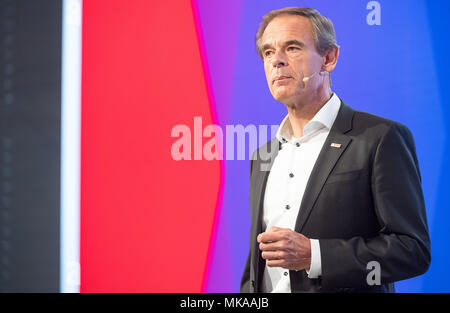 Archiviato - 25 aprile 2018, Germania, Renningen: volkmar Denner, amministratore delegato della Robert Bosch, offre un discorso durante il rendiconto finanziario conferenza stampa della Robert Bosch. Foto: Sebastian Gollnow/dpa Foto Stock