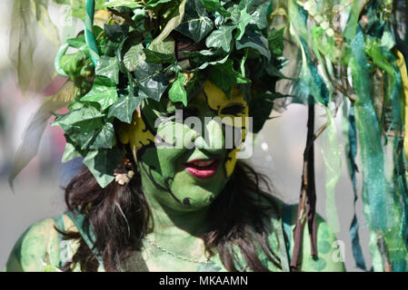 Hastings, Regno Unito. Il 7 maggio 2018. Hastings festeggia il Jack tradizionale nel verde che celebra l'estate con una processione con Morris Dancing. Credito: Matteo Chattle/Alamy Live News Foto Stock