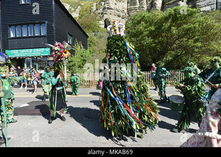 Hastings, Regno Unito. Il 7 maggio 2018. Hastings festeggia il Jack tradizionale nel verde che celebra l'estate con una processione con Morris Dancing. Credito: Matteo Chattle/Alamy Live News Foto Stock