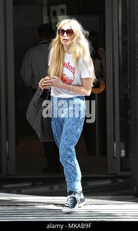 Londra, Regno Unito, 7 maggio 2018. Fearne Cotton presentatore visto lasciare la radio della BBC due studi Credit: Foto Stock