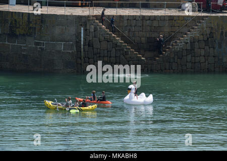 Mousehole, Cornwall, Regno Unito. Il 7 maggio 2018. Regno Unito Meteo. La temperatura ha sfiorato questo pomeriggio a Mousehole in Cornovaglia, con bambini rendendo la maggior parte delle acque del porto. Credito: Simon Maycock/Alamy Live News Foto Stock