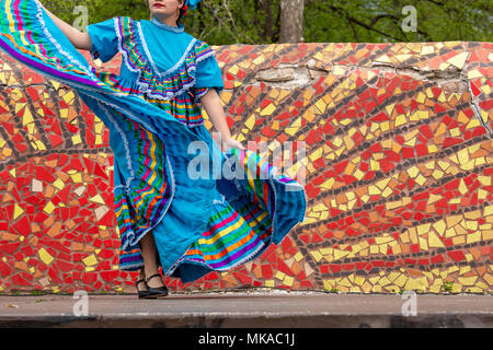 Detroit, Michigan STATI UNITI D'America - 6 Maggio 2018 - un ballerino messicano esegue durante la Detroit di Cinco de Mayo celebrazione. Credito: Jim West/Alamy Live News Foto Stock