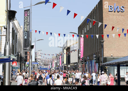 Southend on Sea, Regno Unito. Il 7 maggio, 2018. Meteo REGNO UNITO: folle testa lungo la High Street verso il lungomare. Testa di persone alla spiaggia per gli attesi più calde di inizio maggio bank holiday sul record. Penelope Barritt/Alamy Live News Foto Stock