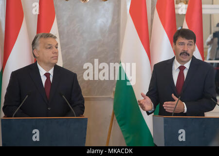 Budapest, Ungheria. Il 7 maggio, 2018. Ungheria il Presidente Janos Ader (R) e il Primo Ministro russo Viktor Orban partecipare ad una conferenza stampa congiunta al Presidente dell'ufficio a Budapest, in Ungheria, in data 7 maggio 2018. Il Presidente ungherese Janos Ader ha ordinato il primo ministro Viktor Orban della Fidesz-KDNP alleanza di partito per formare un nuovo governo il lunedì dopo le elezioni del 8 aprile. Credito: Attila Volgyi/Xinhua/Alamy Live News Foto Stock