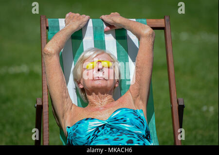 Londra, Regno Unito. 7 maggio 2018. Regno Unito - Previsioni del tempo - una donna sunbathes il più caldo il May Bank Holiday sul record nel Regent's Park. Credito: Stephen Chung / Alamy Live News Foto Stock