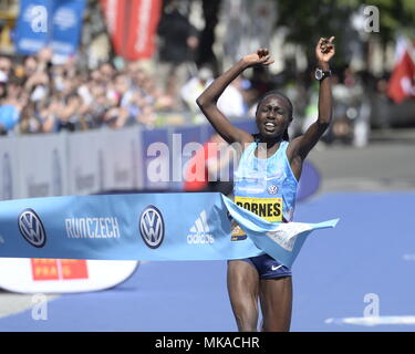 Praga, Repubblica Ceca. 06 Maggio, 2018. Bornes Jepkirui Kitur, dal Kenya, ha vinto la Maratona di Praga per donna della categoria a Praga, Repubblica Ceca, 6 maggio 2018. Credito: Katerina Sulova/CTK foto/Alamy Live News Foto Stock