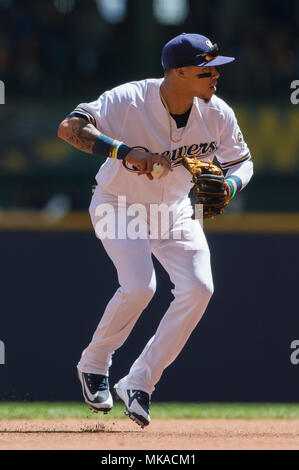 Milwaukee, WI, Stati Uniti d'America. Il 6 maggio, 2018. Milwaukee Brewers interbase Orlando Arcia #3 campi di una sfera di massa durante il Major League Baseball gioco tra il Milwaukee Brewers e i pirati di Pittsburgh a Miller Park di Milwaukee, WI. John Fisher/CSM/Alamy Live News Foto Stock