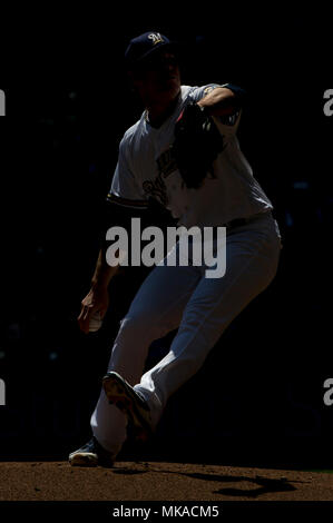 Milwaukee, WI, Stati Uniti d'America. Il 6 maggio, 2018. Milwaukee Brewers a partire lanciatore Chase Anderson #57 offre un passo durante il Major League Baseball gioco tra il Milwaukee Brewers e i pirati di Pittsburgh a Miller Park di Milwaukee, WI. John Fisher/CSM/Alamy Live News Foto Stock