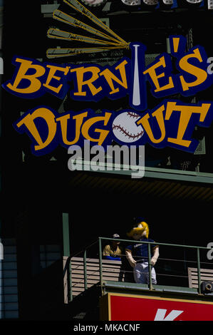 Milwaukee, WI, Stati Uniti d'America. Il 6 maggio, 2018. La mascotte di birra Bernie Brewer si erge al di sopra di Miller Park durante il Major League Baseball gioco tra il Milwaukee Brewers e i pirati di Pittsburgh a Miller Park di Milwaukee, WI. John Fisher/CSM/Alamy Live News Foto Stock