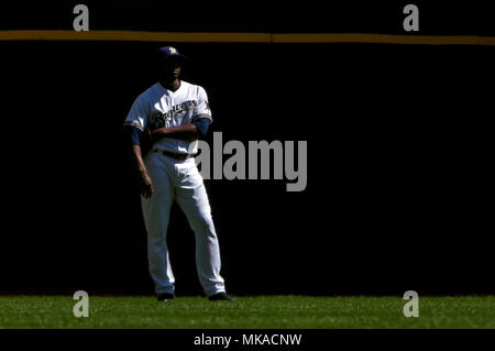 Milwaukee, WI, Stati Uniti d'America. Il 6 maggio, 2018. Milwaukee Brewers center fielder Lorenzo Caino #6 sorge al di fuori campo lato Major League Baseball gioco tra il Milwaukee Brewers e i pirati di Pittsburgh a Miller Park di Milwaukee, WI. John Fisher/CSM/Alamy Live News Foto Stock